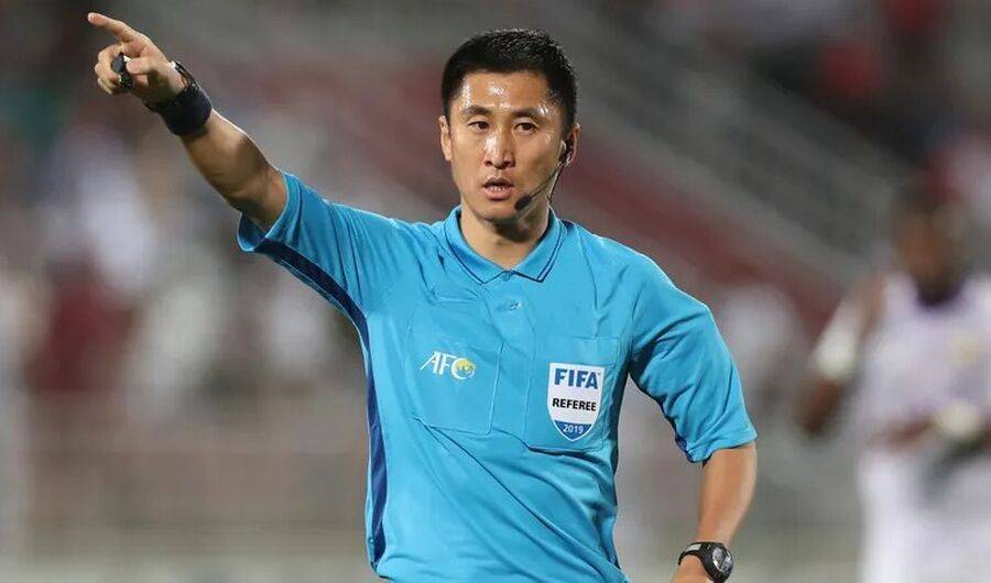 مهزلة تحكيمية في قطر.. الحكم الصيني يحتسب 3 ركلات جزاء ضد منتخبنا