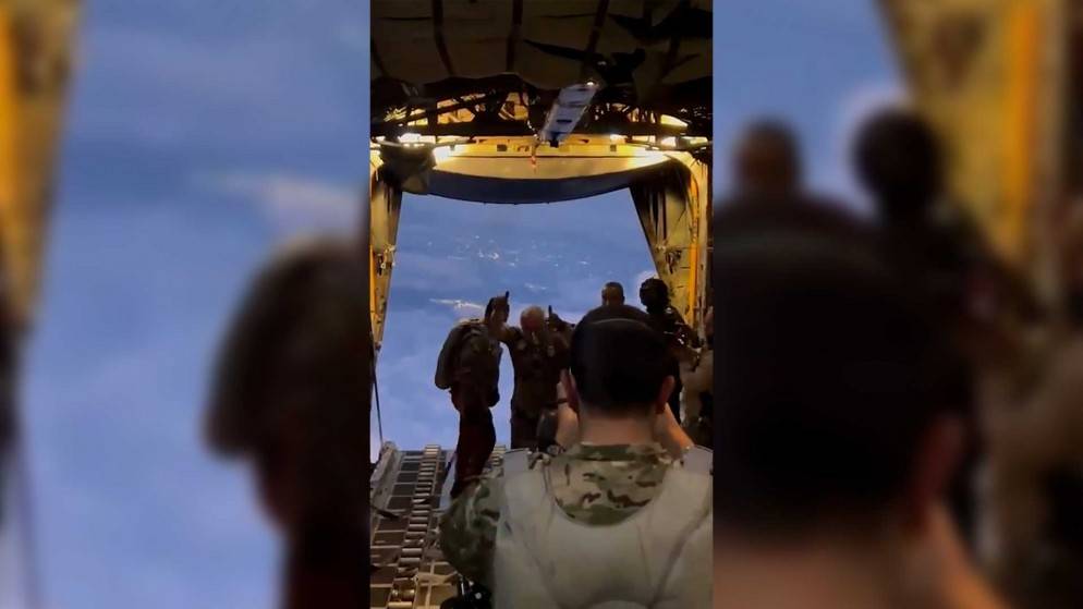 فيديو || الملك يشارك في عملية إنزال مساعدات لقطاع غزة