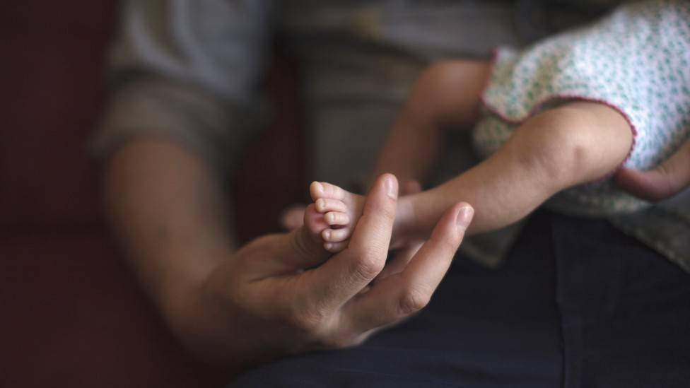 وفاة رضيعة وضعتها أمها في الفرن بدلا من السرير «لأخذ قيلولة»