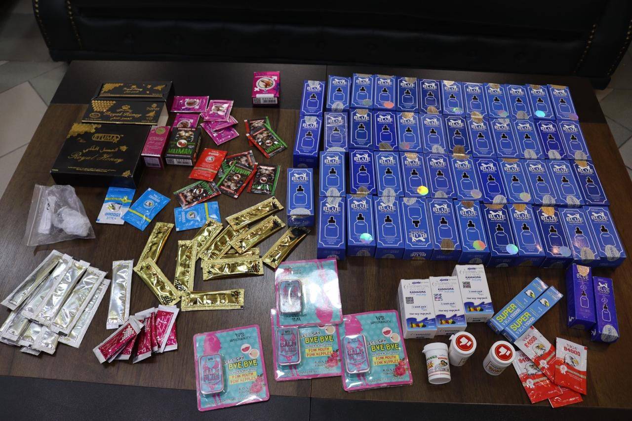 كمين محكم يوقع بالقائمين على الترويج الإلكتروني لمنشطات جنسية مزورة وغير مسجلة أصوليًا لدى الغذاء والدواء