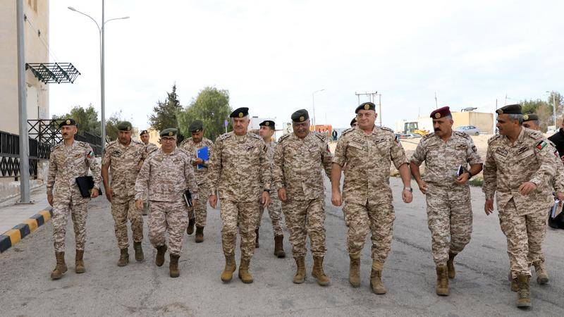 اللواء الركن الحنيطي يعود مصاب حرس حدود المنطقة العسكرية الشرقية