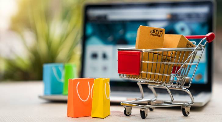 تجار الألبسة والأحذية يطالبون بتنظيم البيع الإلكتروني في الأردن