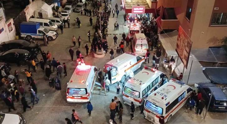 الاحتلال يحتجز 460 شخصا بمجمع ناصر الطبي