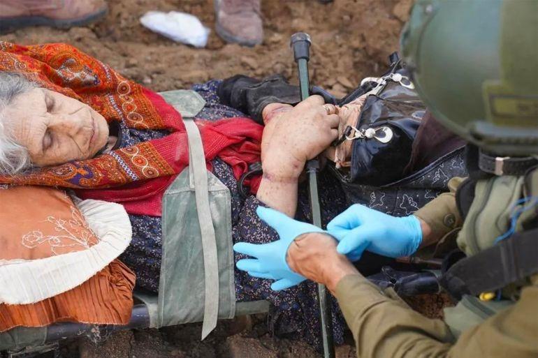 مُسنة فلسطينية تكذب رواية الاحتلال: كبلوني بالأغلال وضربوني