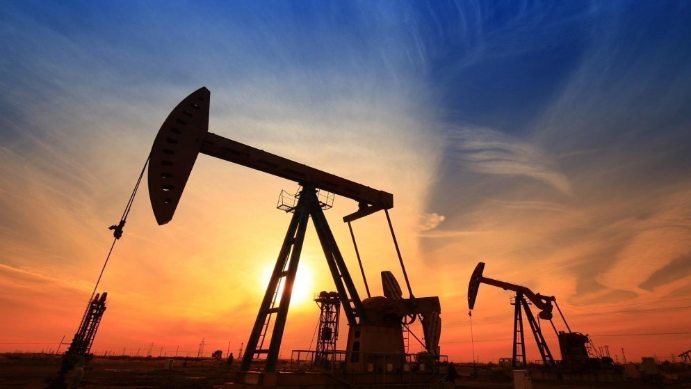 النفط مستقر قرب أعلى مستوى في 3 أسابيع بفعل توتر الشرق الأوسط وطلب الصين