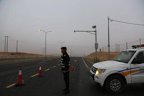 إصابة بتدهور مركبة على طريق العقبة وانقلاب شاحنة على مخرج جسر مأدبا