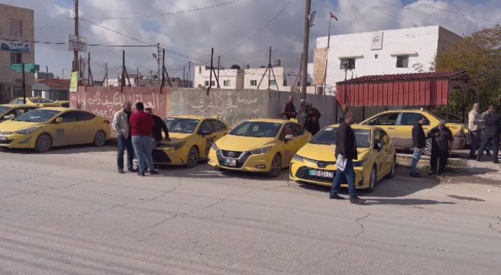 سائقو التكسي في المفرق يحتجون على مزاحمة التطبيقات غير المرخصة