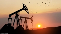 أسعار النفط تتجه لانخفاض أسبوعي بعد تعليقات عن الفائدة