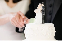 شاهد...عروسان ينفقان 16 ألف دولار على كعكة زفاف في بريطانيا