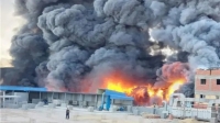 فيديو لحريق هائل يلتهم مصنعا على 8 آلاف متر في مصر