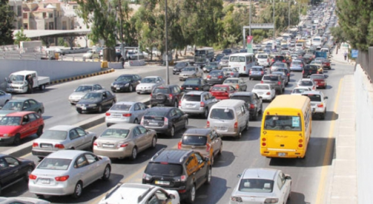 اكتظاظ مروري وأزمات سير خانقة في معظم شوارع العاصمة عمّان