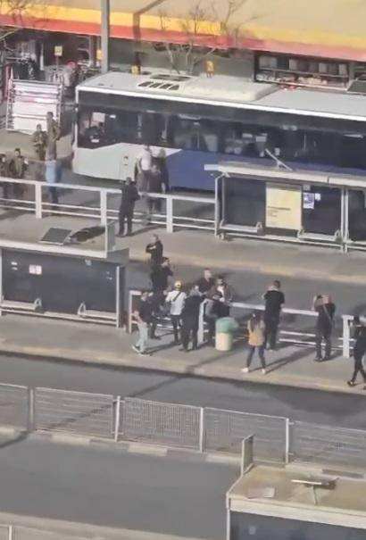 بالفيديو .. إصابة جنديين إسرائيليين بعملية طعن ببئر السبع