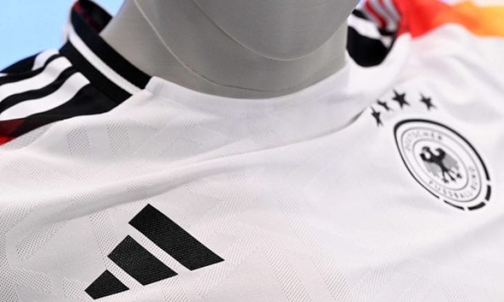 أديداس تمنع بيع قمصان ألمانيا رقم 44 لتشابهها مع شعار الحزب النازي