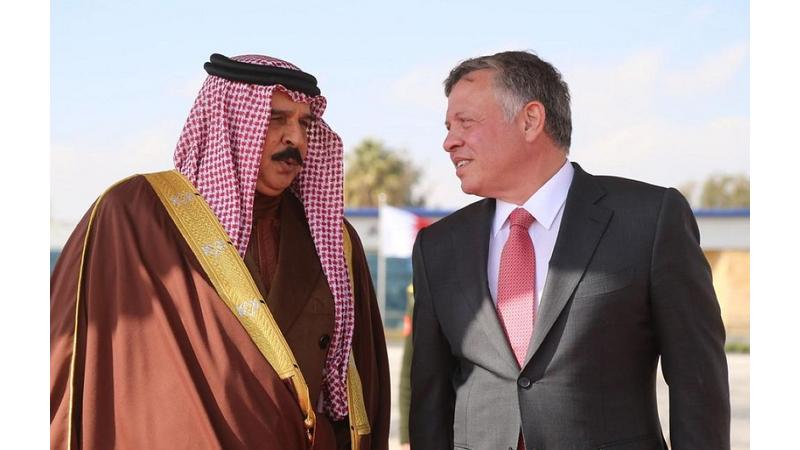 الملك يبحث مع العاهل البحريني الأوضاع الخطيرة والمأساوية في قطاع غزة