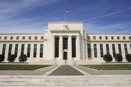 الفيدرالي الأمريكي يلوح بإمكانية رفع الفائدة مع توقف التقدم في خفض التضخم