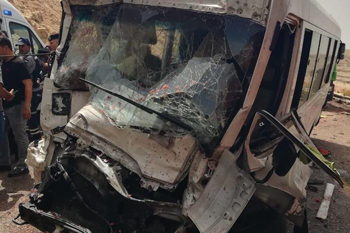 15 إصابة بحادث سير مروع على طريق البحر الميت صور