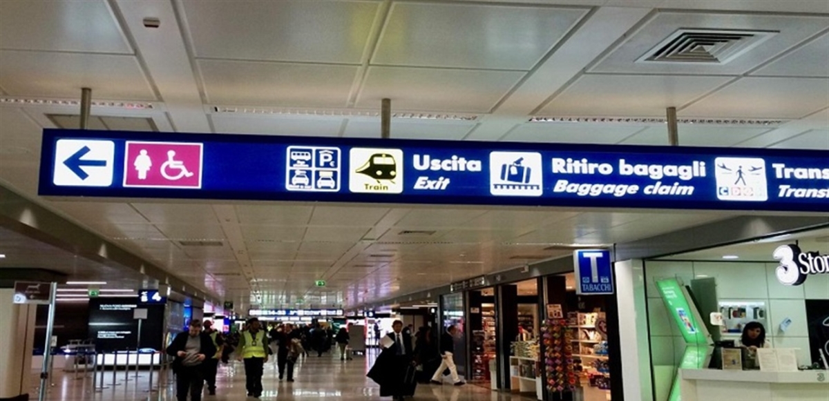 نائب إيطالي متهم بسرقة عطر من السوق الحرة في مطار روما!