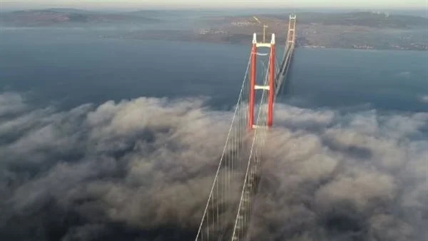 أطول جسر معلق في العالم يربط بين قارتين وعبوره برسوم.. ما قصته