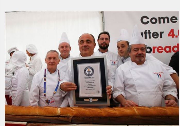 فرنسا تتفوق على إيطاليا بأطول رغيف خبز بالعالم