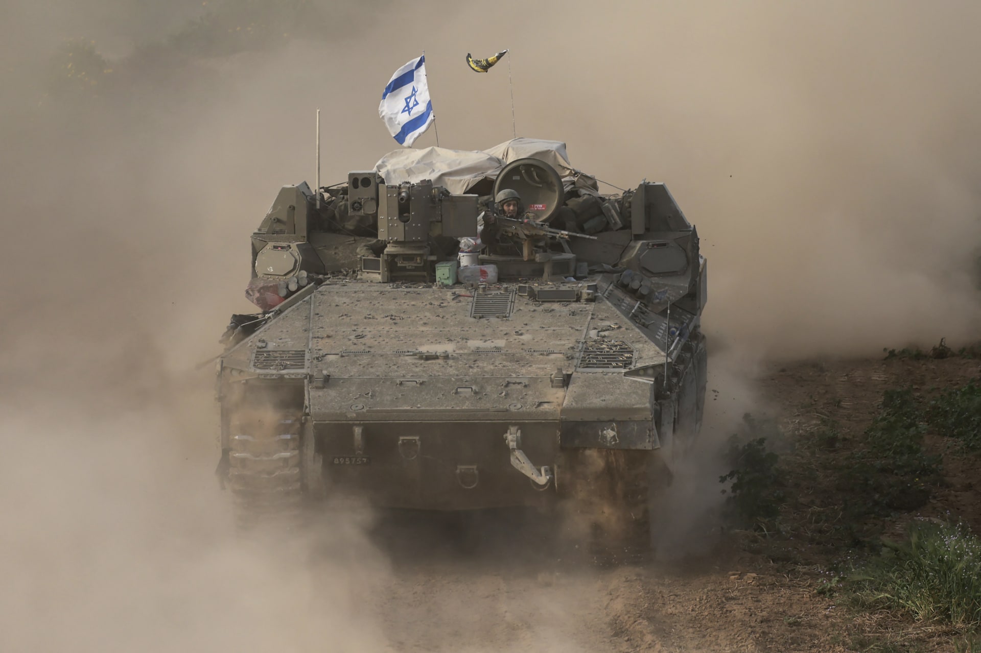 الجيش الإسرائيلي: قواتنا تهاجم وتعمل في هذه الأثناء بشكل مباغت ضد أهداف لحماس في منطقة شرق رفح