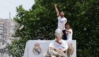 احتفالات مجنونة للاعبي ريال مدريد في ساحة سيبيليس (صور وفيديو)