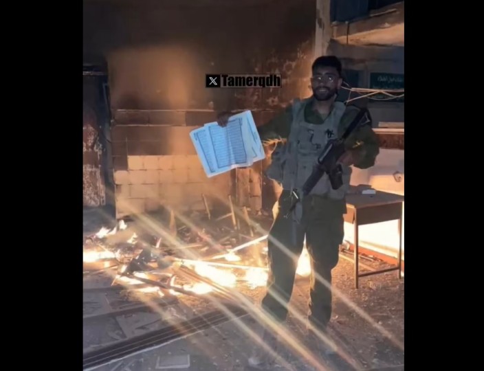 جندي إسرائيلي يحرق نسخة من القرآن الكريم ومسجدا في قطاع غزة