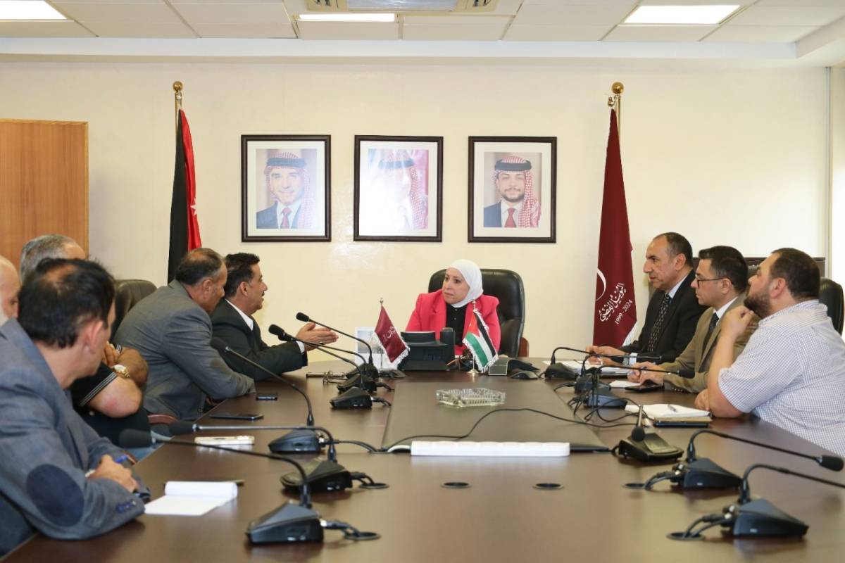 وزيرة النقل تلتقي ممثلين عن قطاعي التأجير السياحي والتاكسي