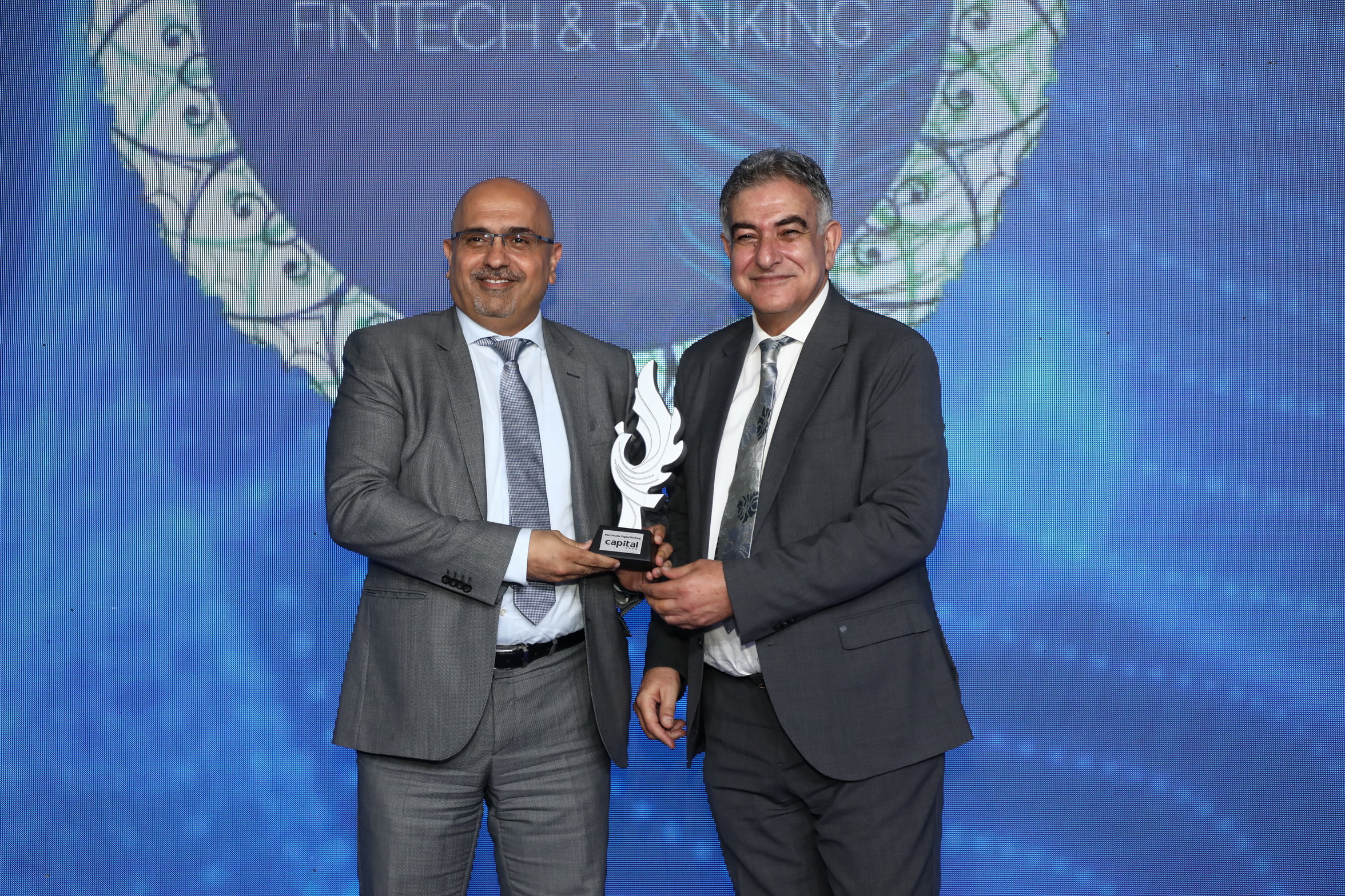 كابيتال بنك يفوز بجائزة الطاووس لأفضل خدمة مصرفية رقمية عبر الموبايل خلال فعاليات قمة التكنولوجيا المالية في الشرق الأوسط