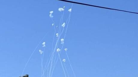 صفارات الإنذار لا تتوقف في جميع أنحاء شمال إسرائيل بعد تعرضها لأكثر من 100 صاروخ