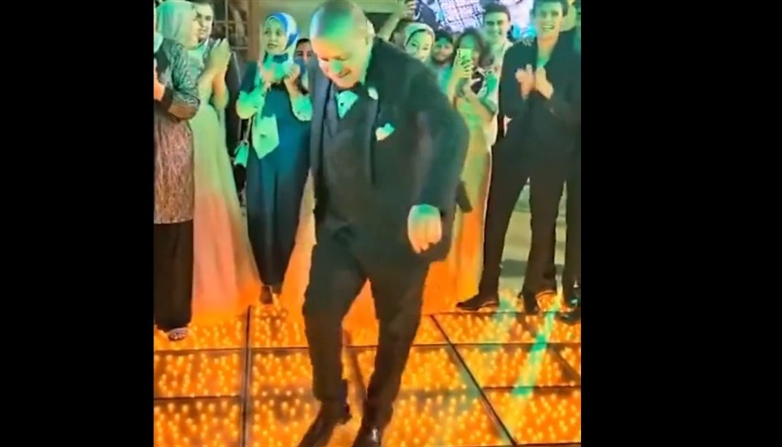 شاهد: أب مصري يشعل زفاف ابنته برقصة مايكل جاكسون