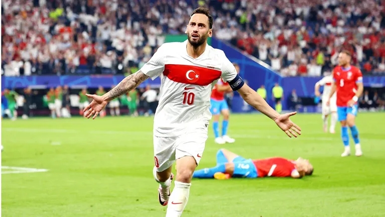 18 بطاقة ملونة في مباراة تركيا والتشيك ومدرب البرتغال ينتقد الفار