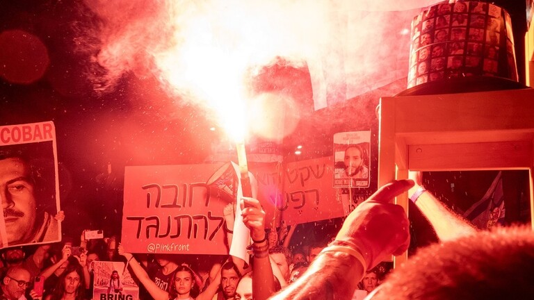 شرطي اسرائيلي يهدد باغتصاب والدة متظاهر خلال احتجاجات في تل أبيب (صورة)