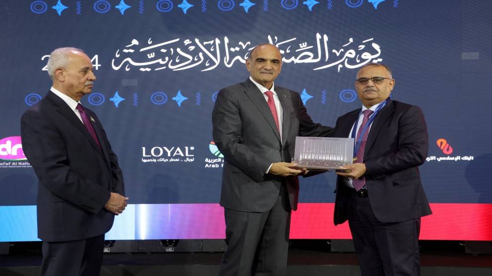رئيس الوزراء يكرّم 100 شركة أردنية رائدة في التشغيل