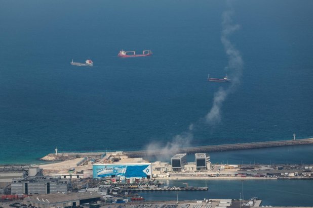 «حزب الله» يقصف ضواحي تل أبيب وقاعدة بحرية غرب حيفا بالصواريخ