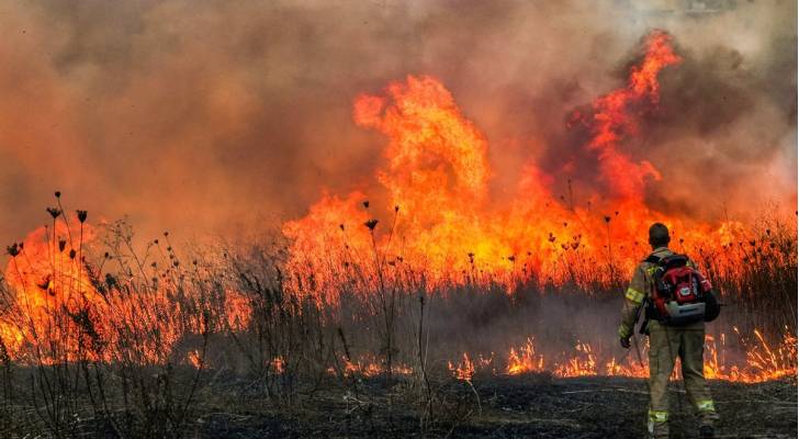 البث العبرية: وقوع حرائق ناجمة عن سقوط شظايا صواريخ اعتراضية غرب القدس