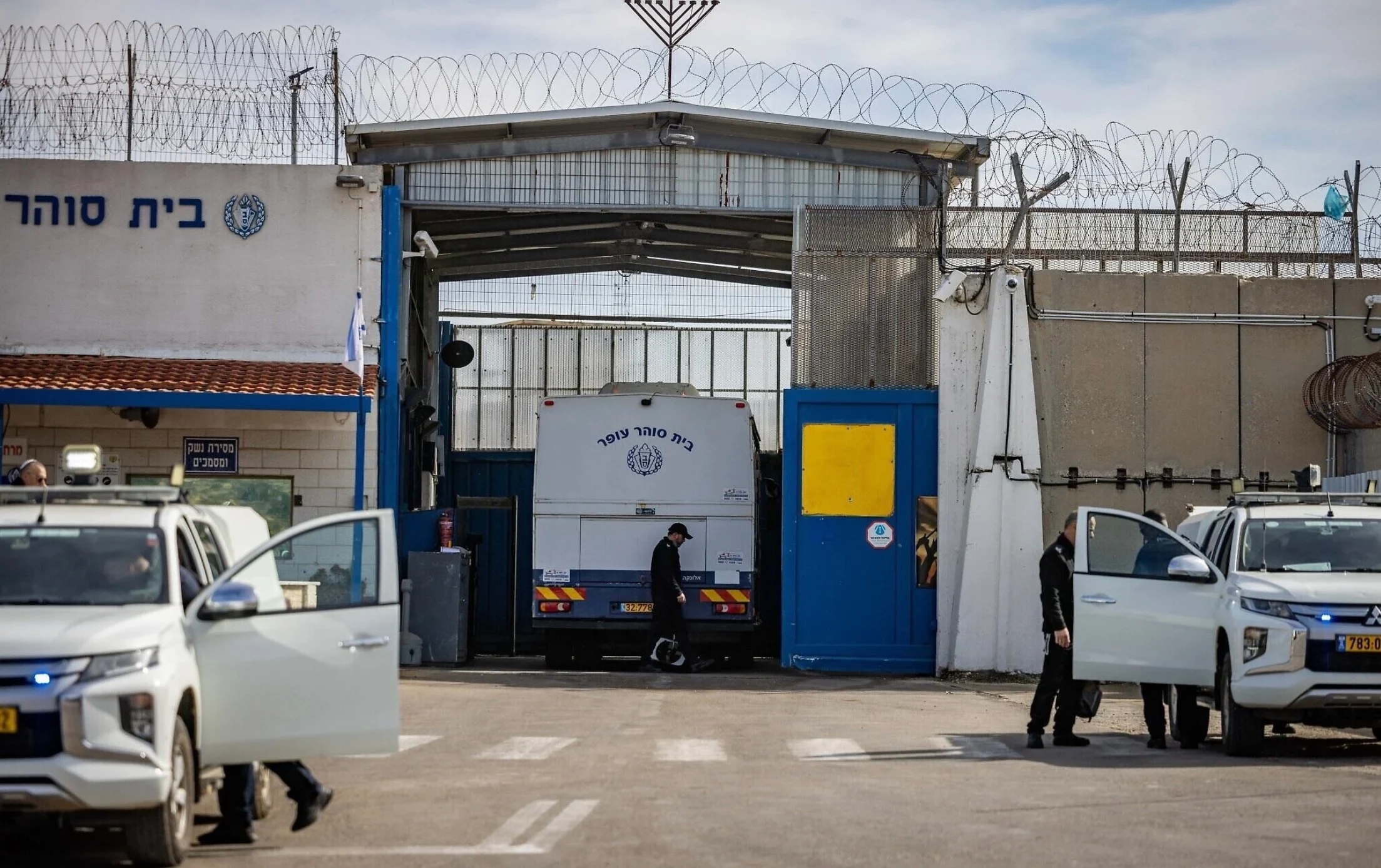 السجون الإسرائيلية تُعلق لافتة تتوعد فيها الأسرى الفلسطينيين بالانتقام