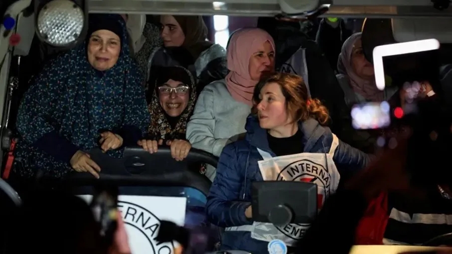 وصول الأسرى المحررين إلى منازلهم في القدس والضفة