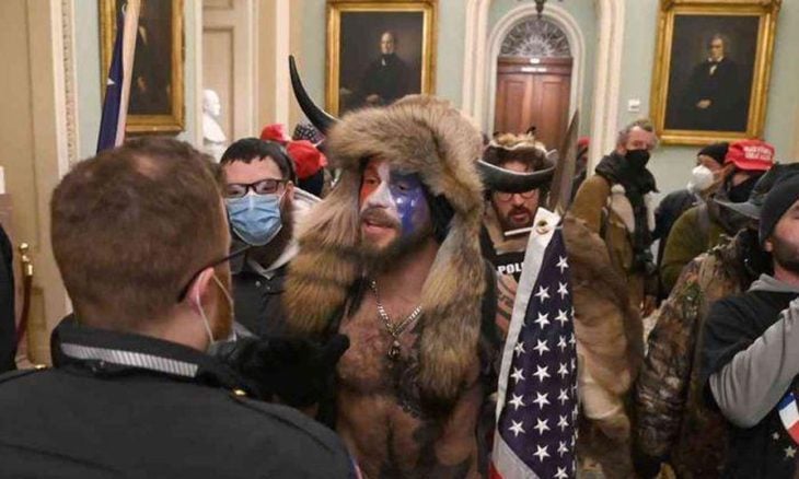 “ذو القرنين” يقول إنه سيشتري المزيد من الأسلحة “اللعينة” بعد عفو ترامب