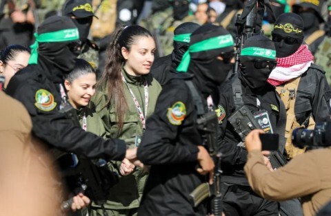 سي إن إن: تسليم الأسيرات الأربع بساحة فلسطين وسط مدينة غزة الأكثر تنظيما من حماس ورسالتها واضحة