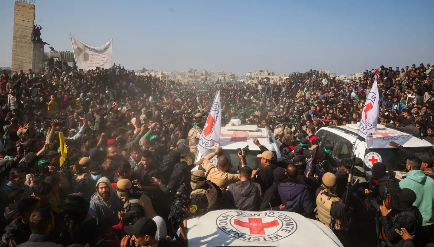 حافلتان تقلان معتقلين فلسطينيين أفرجت عنهم إسرائيل تصلان إلى رام الله