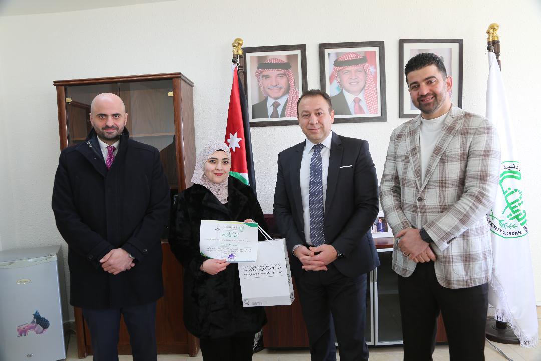 حقوق الزيتونة تكرم الطلبة الفائزين في مسابقة المحاكمات الصورية