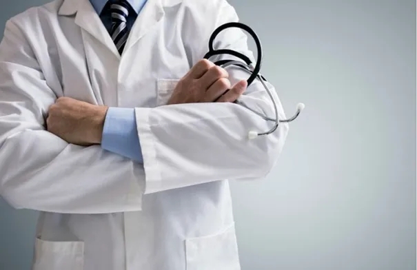 نقابة الأطباء تحيل مدير مستشفى حكومي للتحقيق