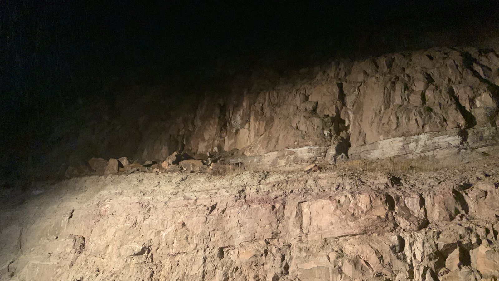 انهيارات صخور وأتربة على طريق جرش عمان