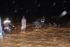 الدفاع المدني ينقذ 8 اشخاص من جنسية عربية داهمتهم مياه الأمطار في محافظه الكرك