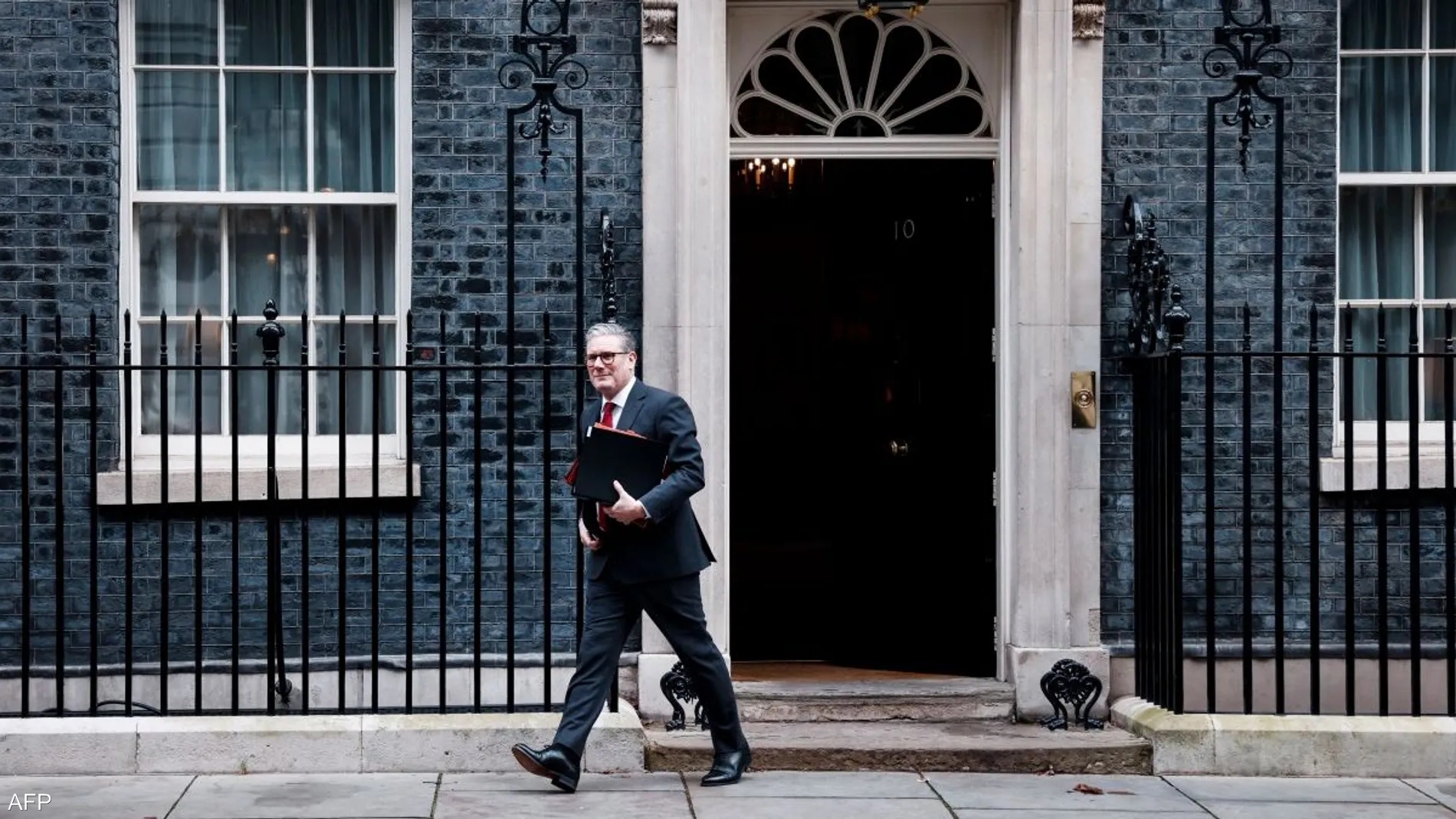 بريطانيا.. إقالة وزير بسبب رسائل مسيئة على واتساب