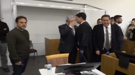 نتنياهو يعود إلى المحكمة ويواجه أسئلة استفزازية