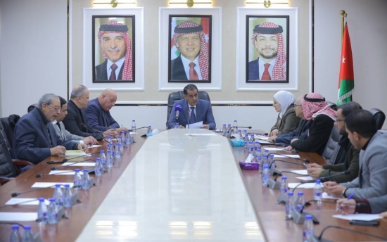 الإدارية النيابية تبحث تثبيت موظفين في الدخل والمبيعات