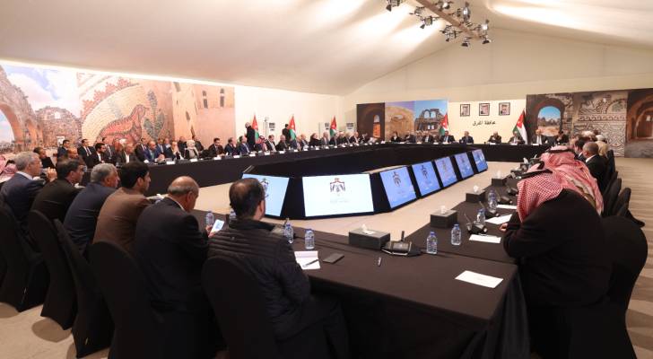 رئيس الوزراء حسان يعلن مشاريع استثمارية وخطوات تنموية واعدة في المفرق