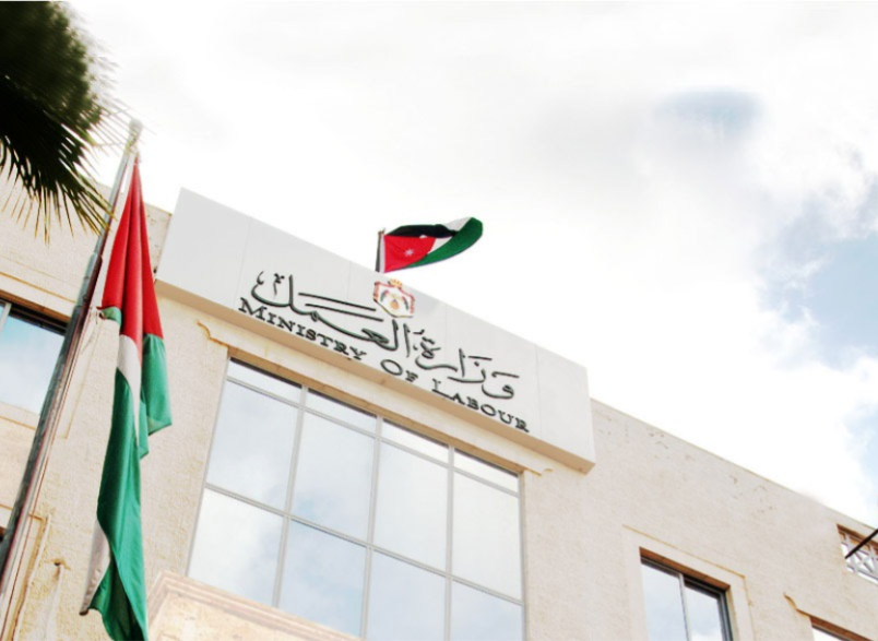 محتالون يخترقون وزارة العمل ويحرجون الوزير