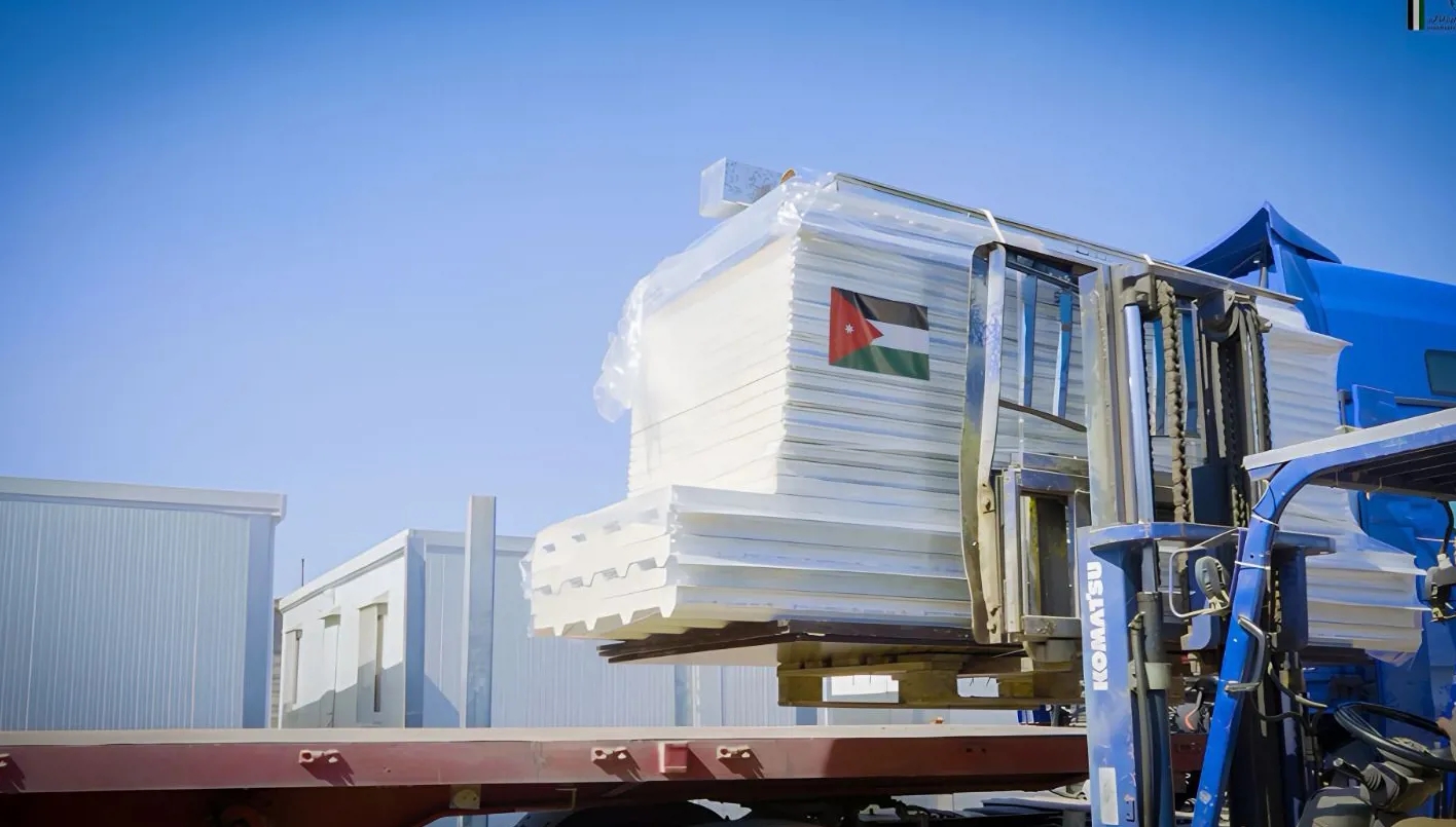 الأردن يبدأ بإرسال البيوت الجاهزة إلى غزة ضمن جهوده الإغاثية المستمرة